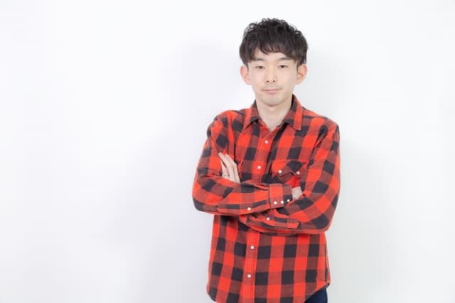赤のチェックシャツを着ている男性
