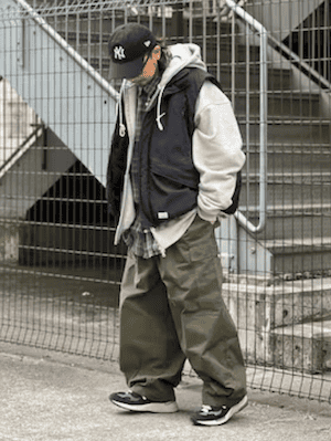 パーカーにダウンベストをおしゃれコーデ