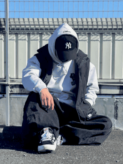 パーカーにダウンベストをおしゃれコーデ