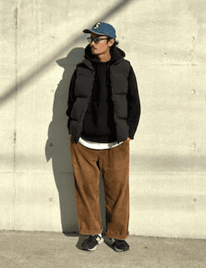 パーカーにダウンベストをおしゃれコーデ