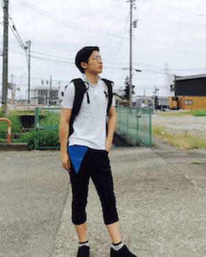 ポロシャツの襟を立てるおしゃれコーデ例