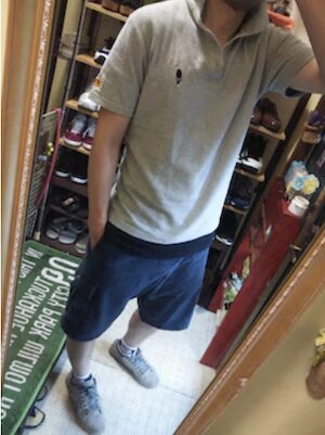 ポロシャツの襟を立てるおしゃれコーデ例